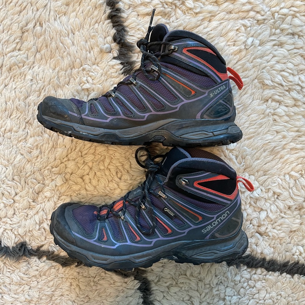 Solomon Goretex hiking books women’s size 10